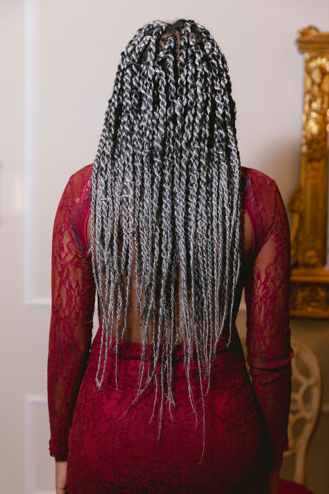 CLÉMENCE – Le poivre et sel assumé