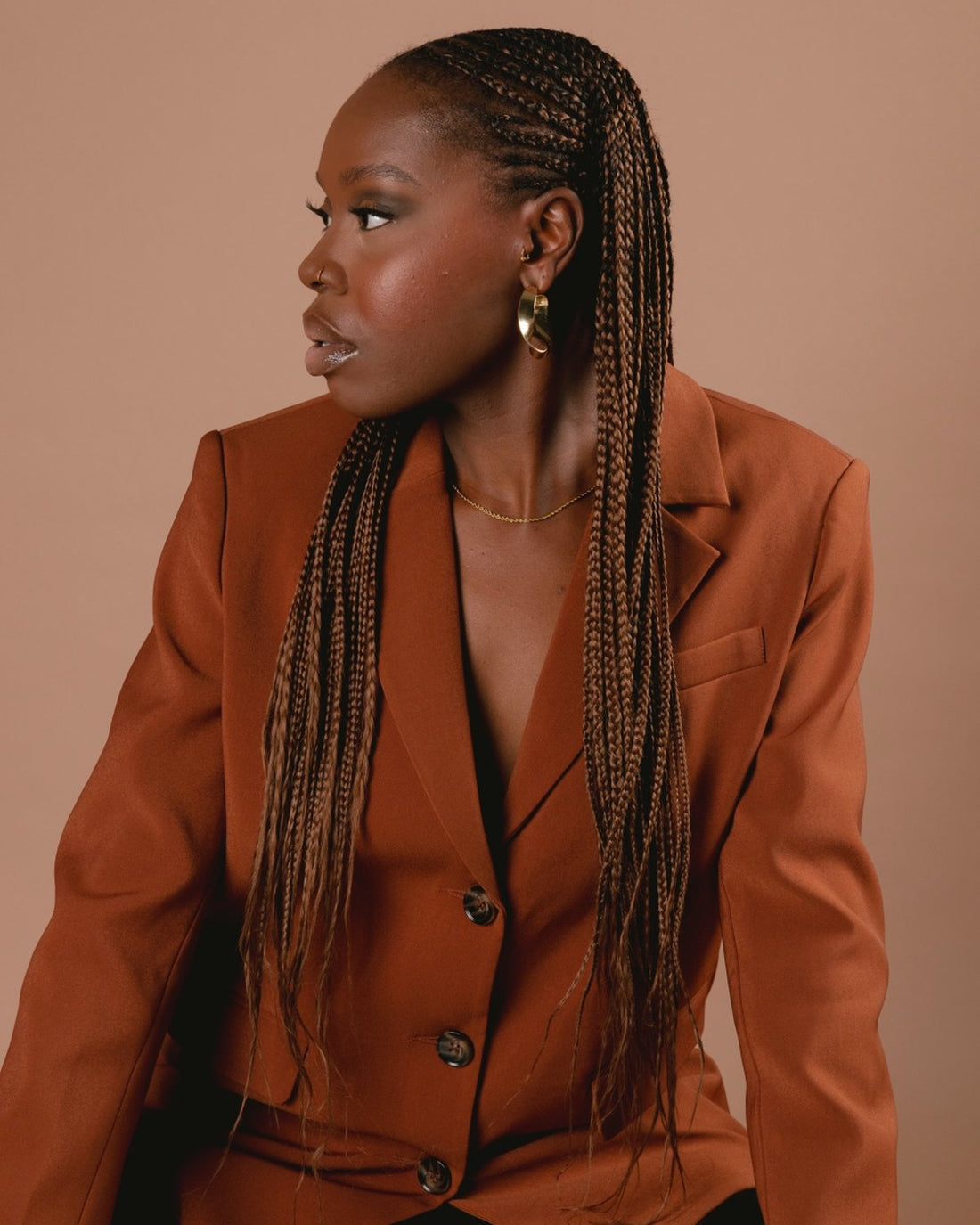 NATHALIE – Le caramel profond qui capte la lumière
